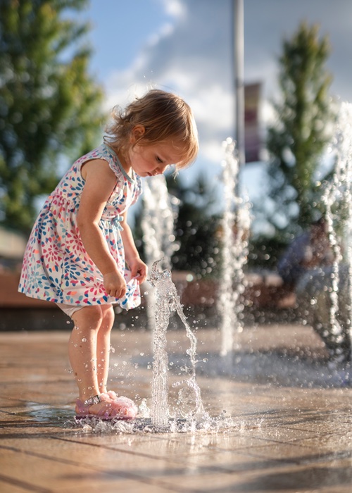 Splash pads in summer are a great way to keep your kids cool in summer - tips from Romp n' Roll, Wethersfield, CT!